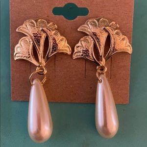 Dangling 80s faux pearl earrings for pierced ears